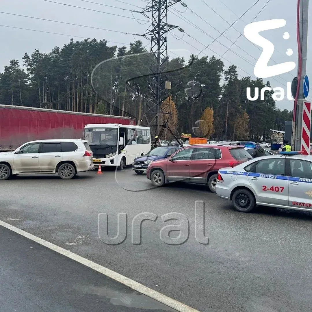 Сегодня утром автобус въехал в фуру на остановке "Контрольная" рядом с кварталом Арханг...