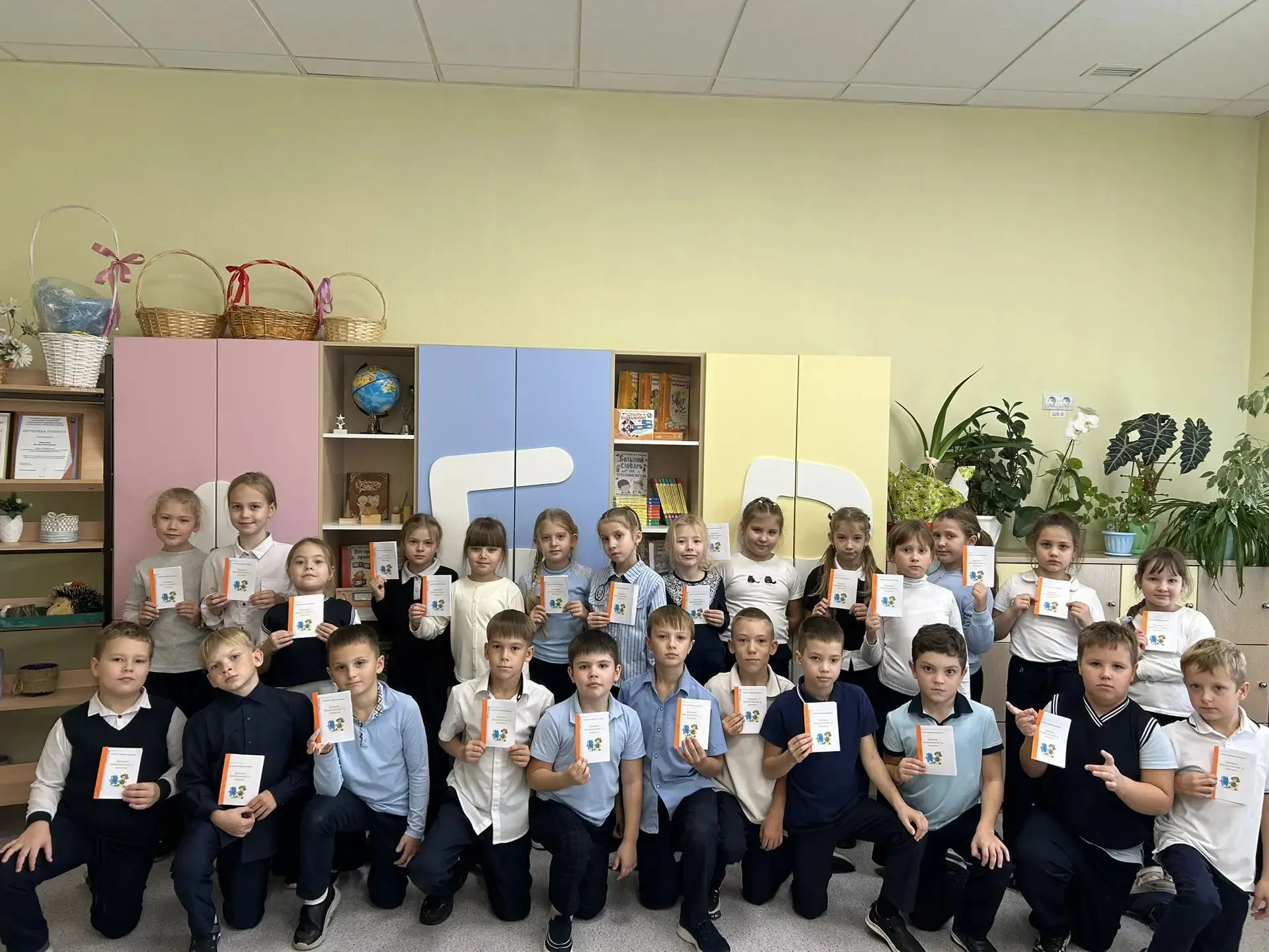 От сказки к делу: 2 «А» создал книжки‑талисманы! 📚🧤