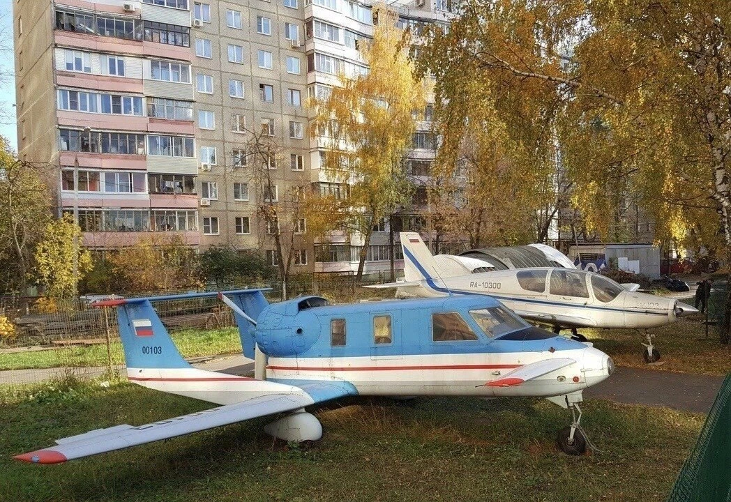 Небольшой музей авиации во дворе храма святого Пантелеимона в городе Жуковский - четырё...