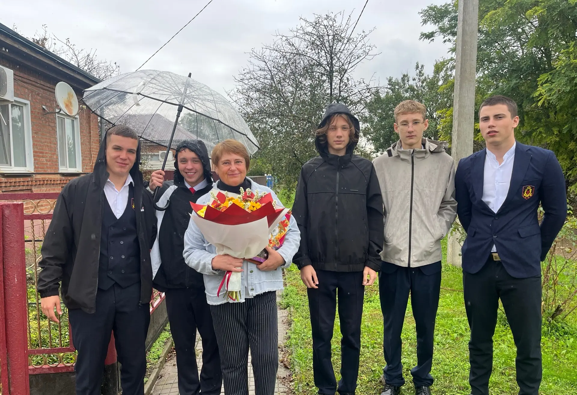 Ученики 10-го класса торжественно поздравили Елену Владимировну Борисенко с Днем учител...