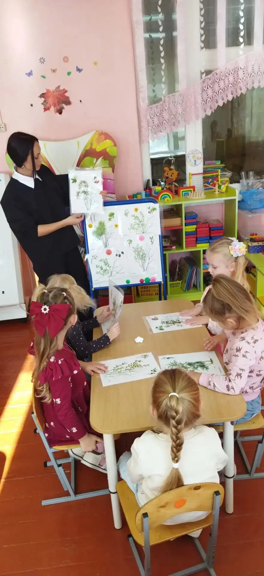 В ходе занятия дети  старшей группы "Затейники" закрепили представления о кустарниках, ...