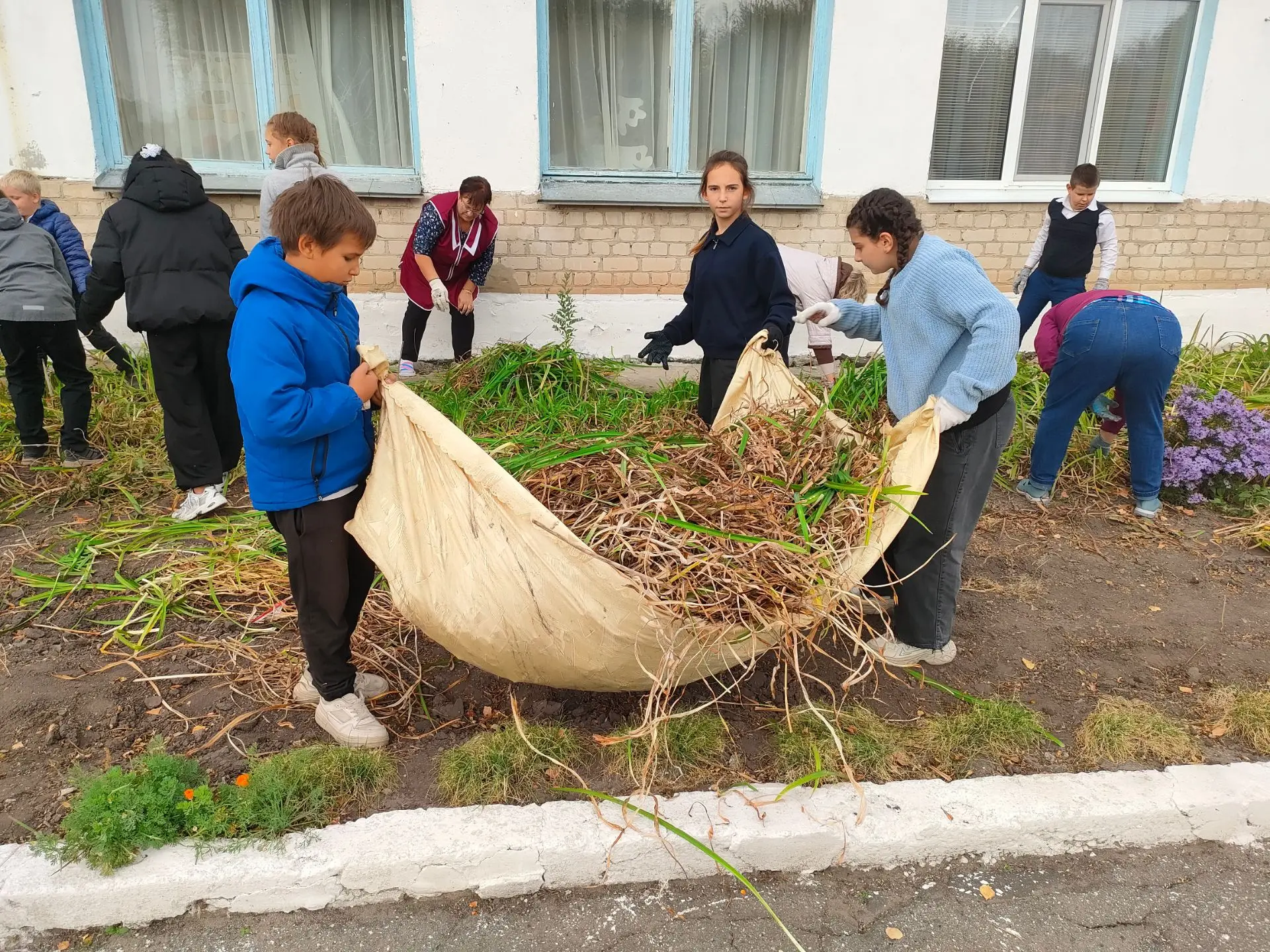 Санитарный день в школе. Осенняя пора. На школьном  дворе много работы. Сегодня ученики...