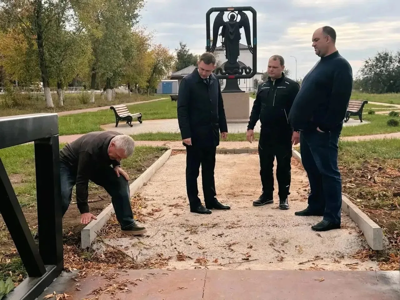В Энгельсе компания-меценат помогает благоустраивать аллею у храма