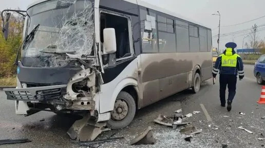 Грузовик протаранил пассажирский автобус в Березовском