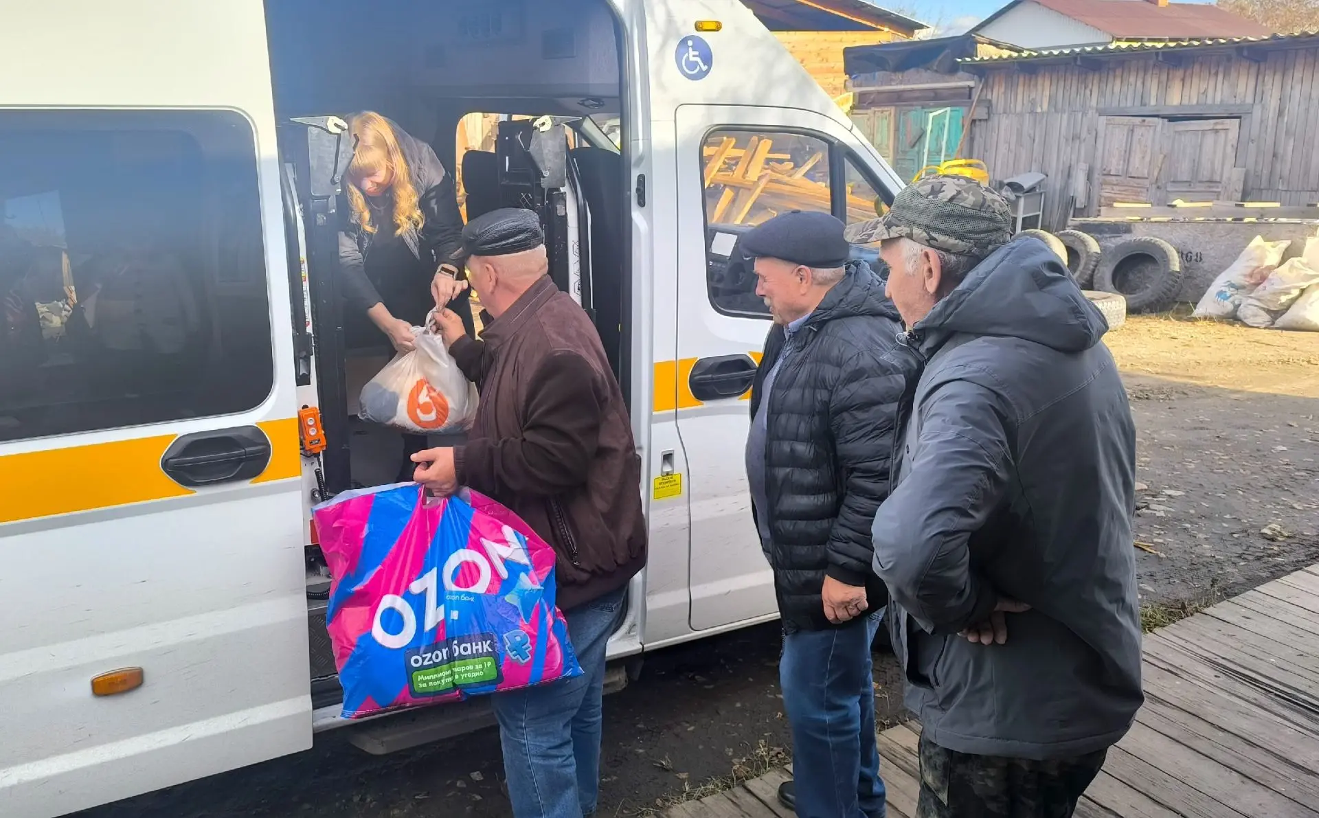 Делаем добрые дела дружно: сотрудники социальной защиты передали теплые вещи в фонд «Вы...