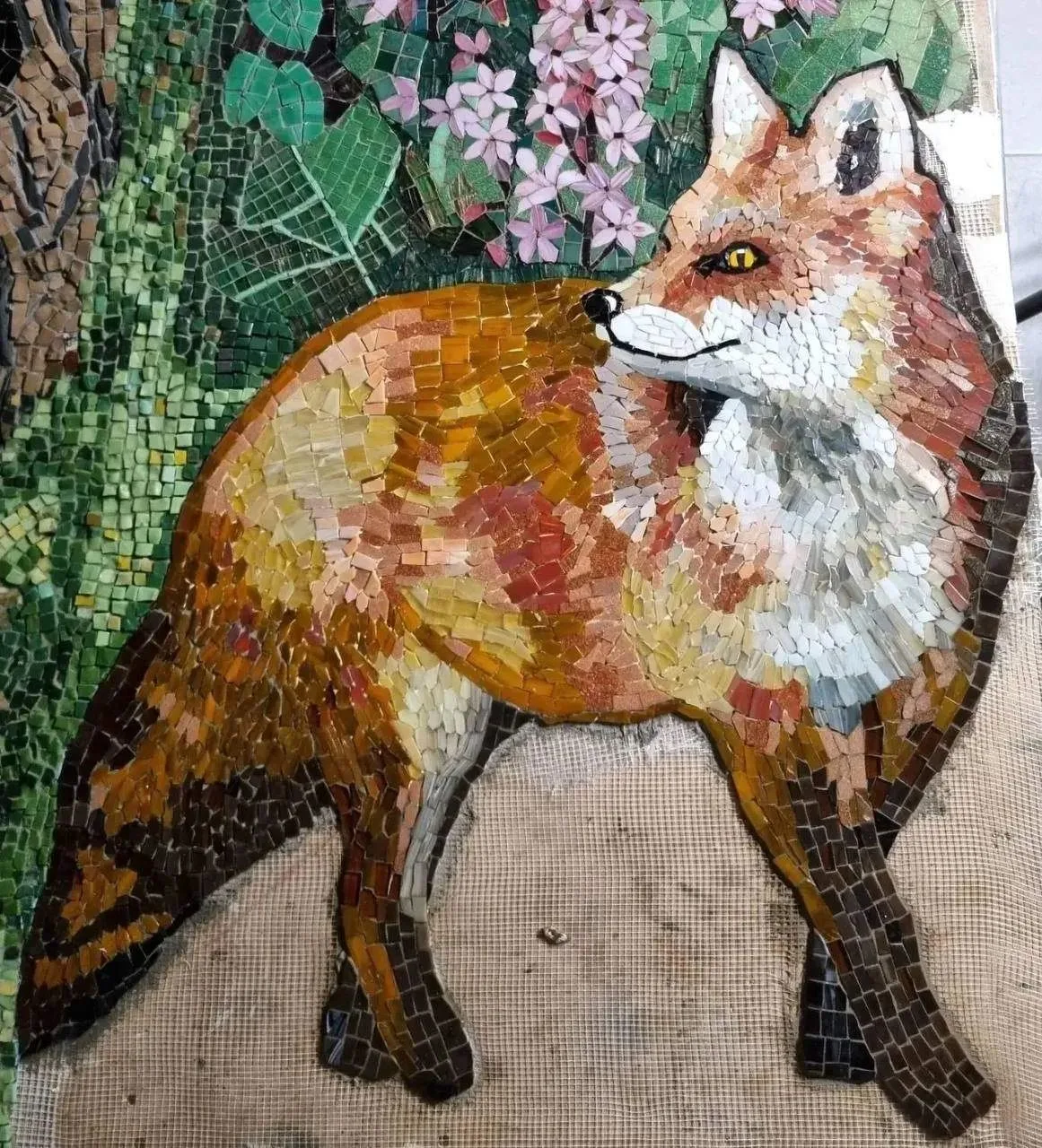 🦊 Рыжая лисица стала еще одним героем мозаичного панно в Горячем Ключе.