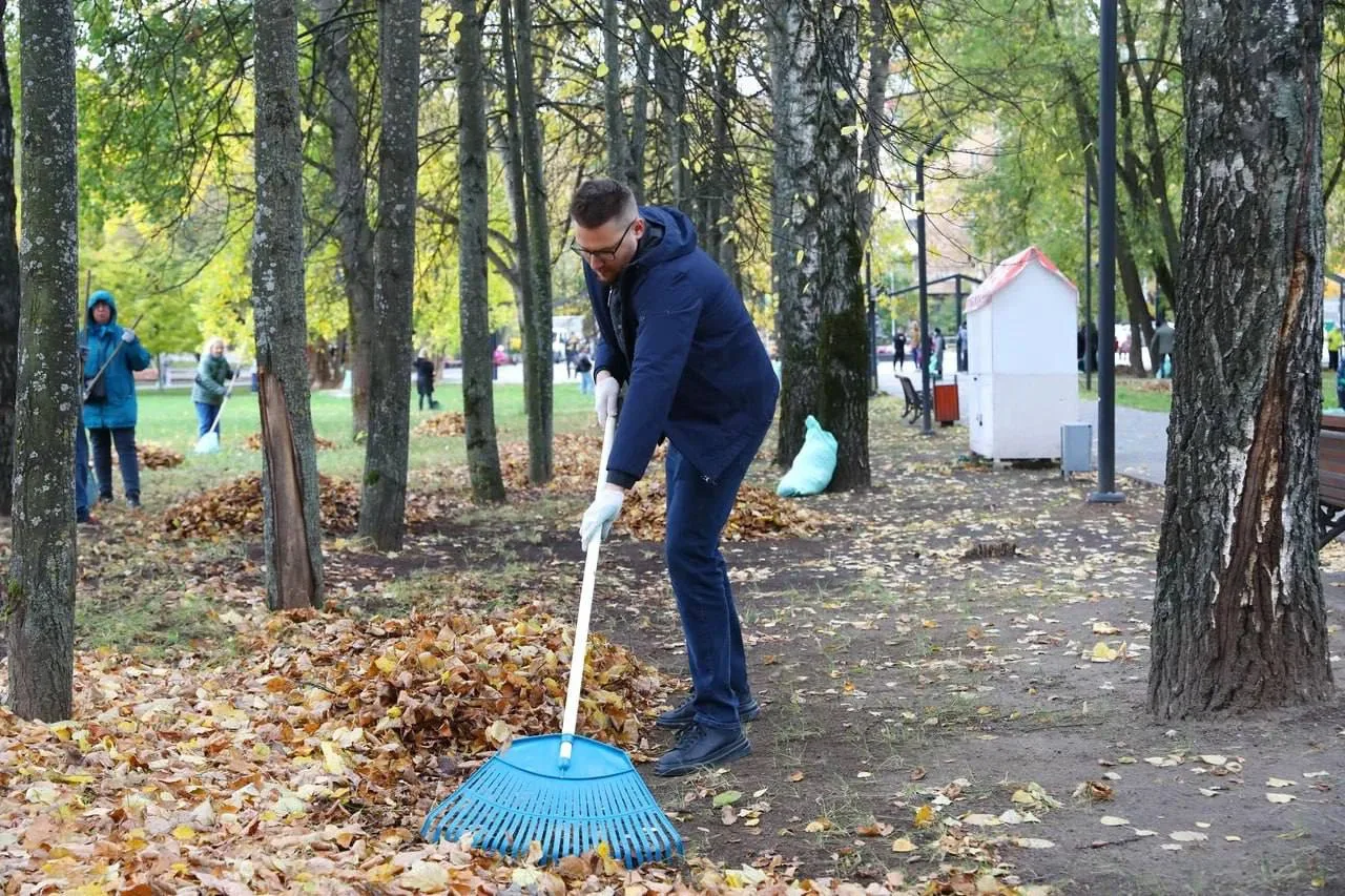 Новый глава Руслан Смашнёв! Пять дней в городе. Уже метёт листву в парке вместе с жител...
