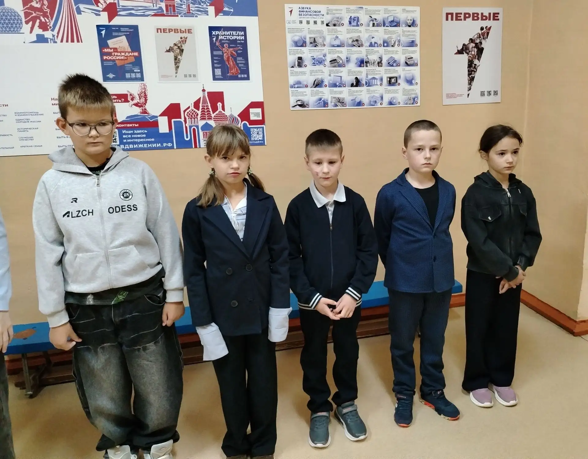 В понедельник, после торжественного выноса флага и исполнения гимна, учащиеся нашей шко...