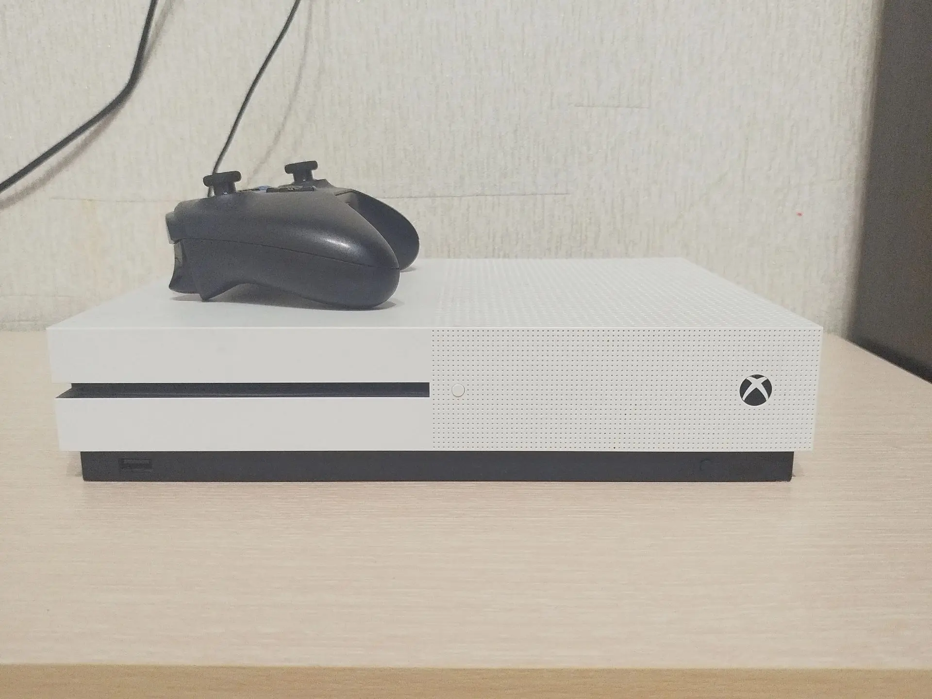 Игровая консоль Xbox One S 1000 Гб, без дефектов, состояние отличное.