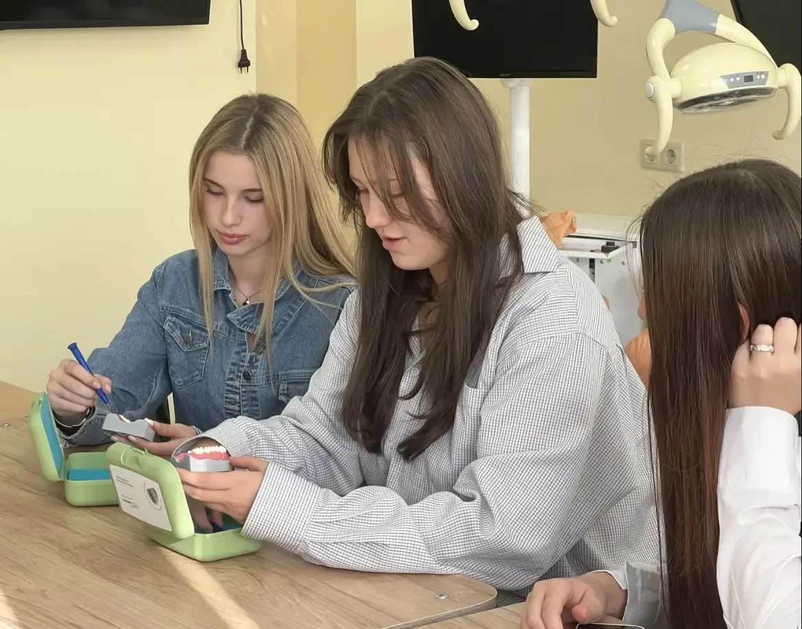 🦷 Знакомство с профессией стоматолога: 9 «В» в ВолгГМУ!