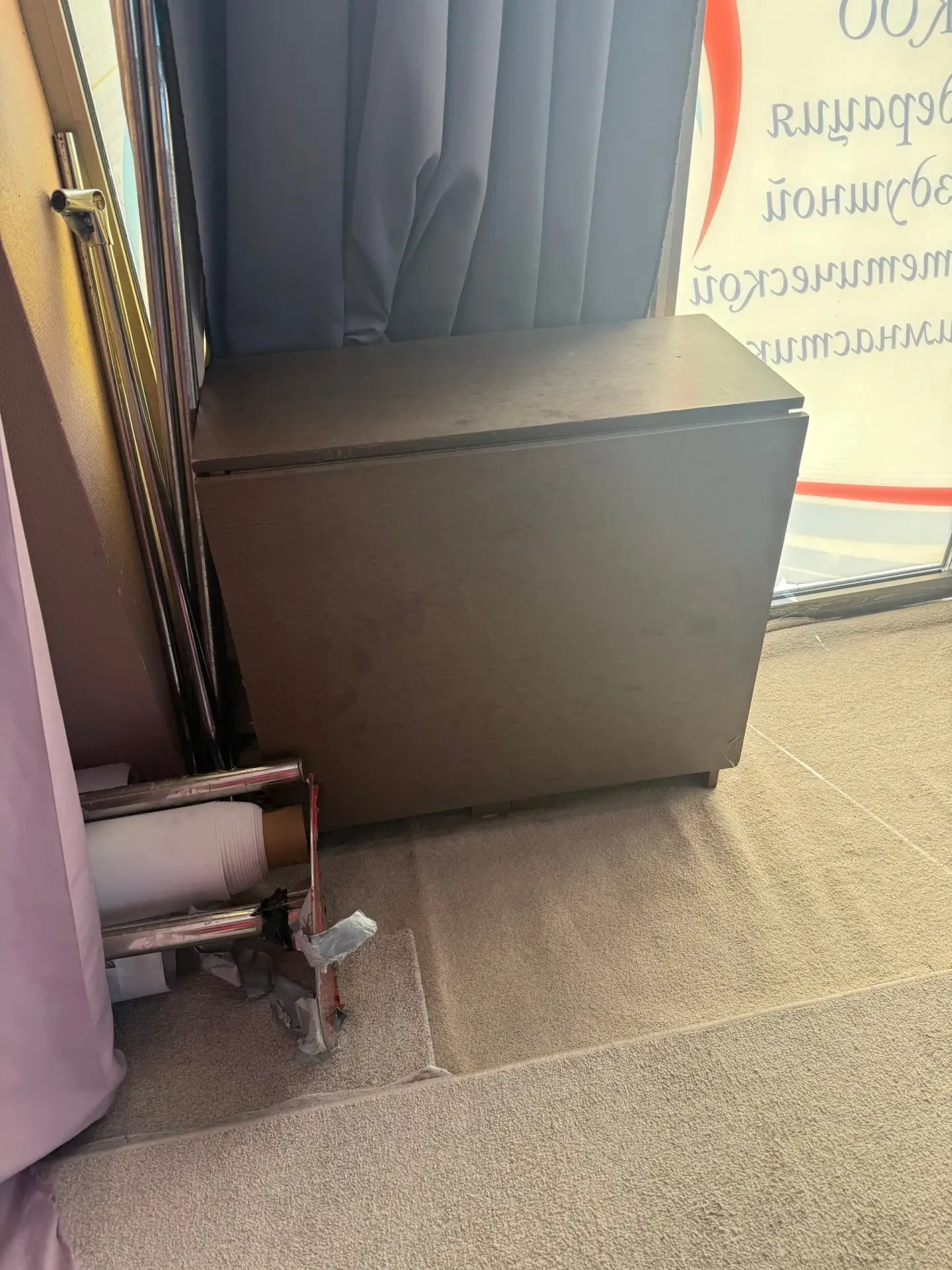 Отдам даром стол открывается и работает, состояние на троечку, но под скатертью не видно.