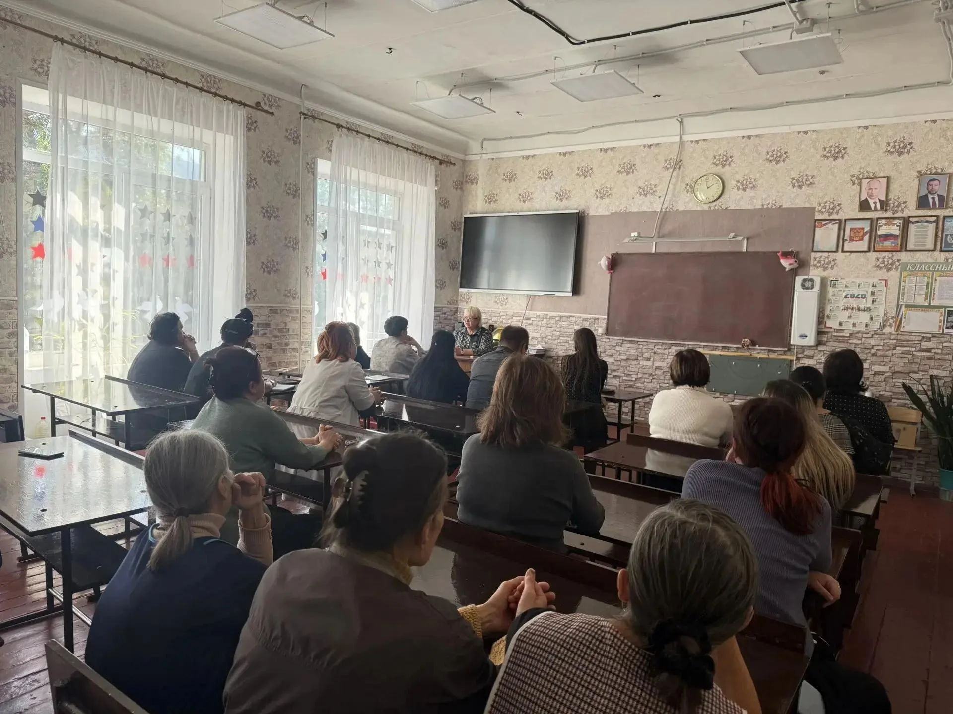 8 октября  2026 года Председатель Снежнянского городского совета Елена Петрухина провел...