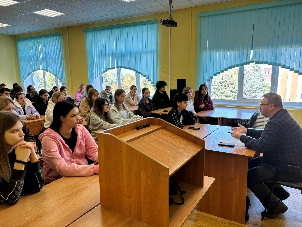 «Не изолировать, а научить жить осознанно»: в Балашовском институте прошёл круглый стол...