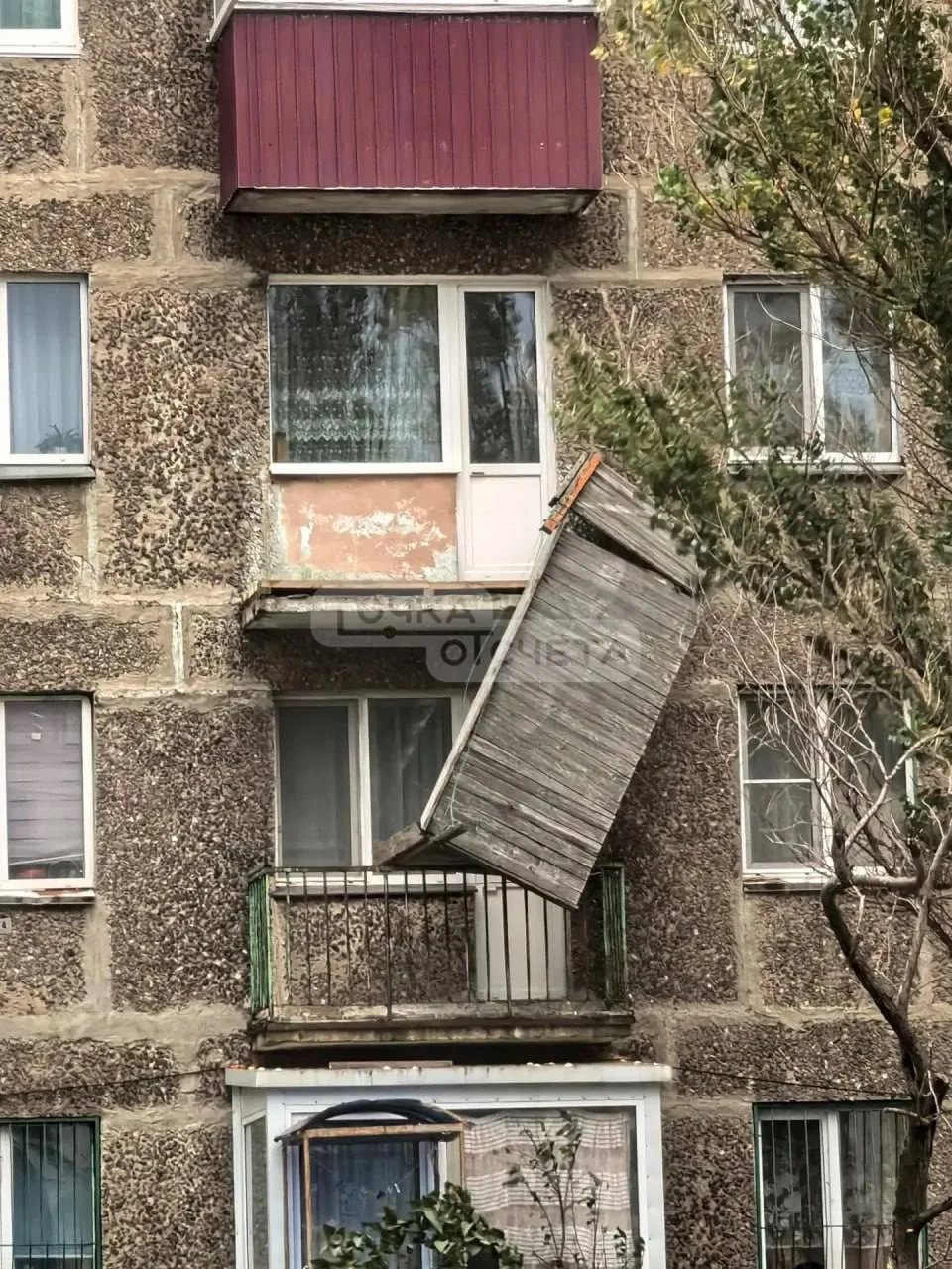 В Холмске с балкона многоэтажки сорвало обшивку