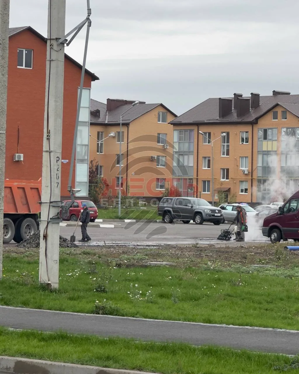 После нашей публикации ямы в микрорайоне Центральный в Северном начали заделывать