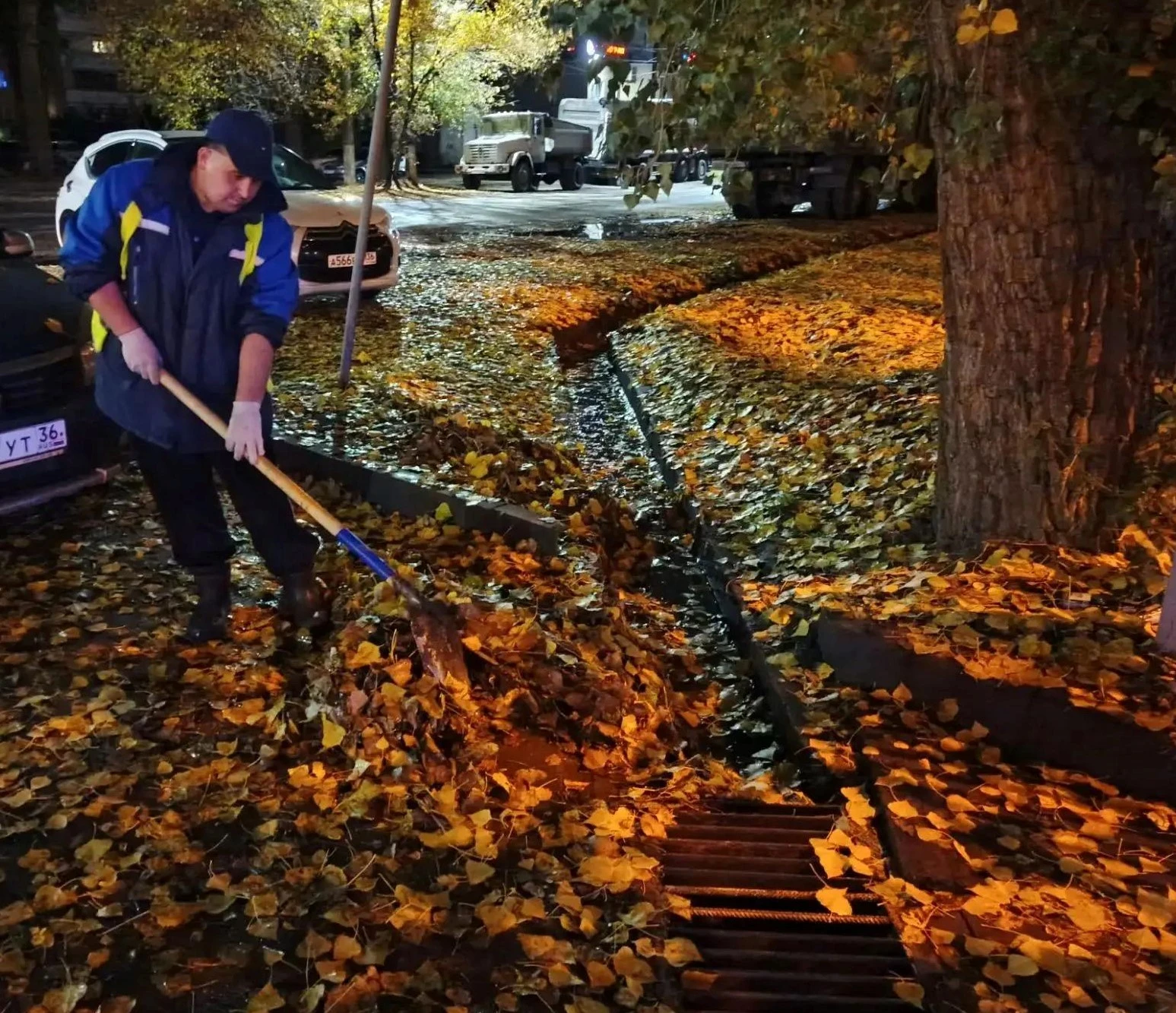 🚜 Районные комбинаты благоустройства продолжают уборку города