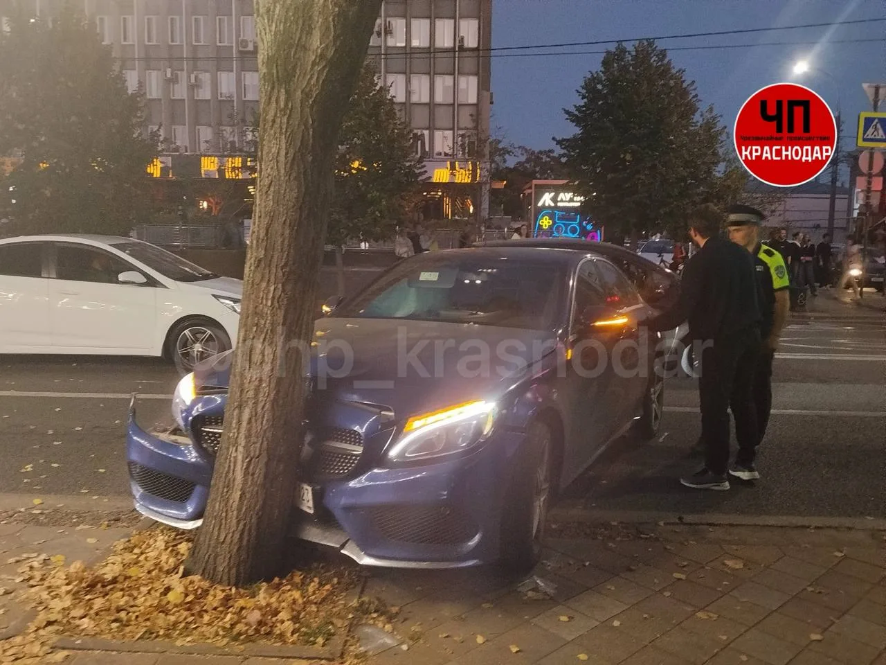 🚨 Mercedes вылетел на встречку и врезался в дерево на Красной в Краснодаре