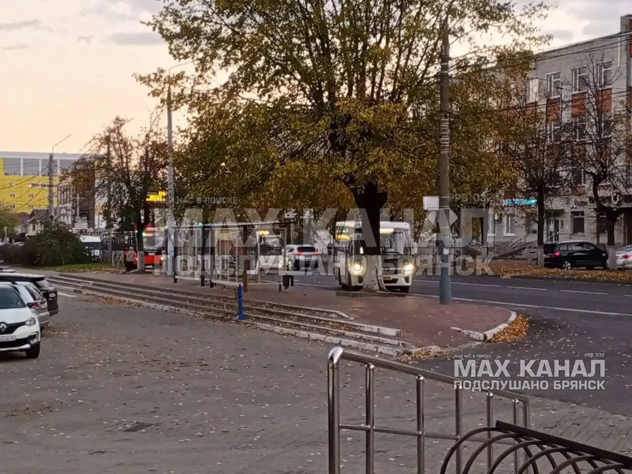 Пишут: Аврия на остановке Таксопарк. Припарковаться общественному транспорту теперь сло...