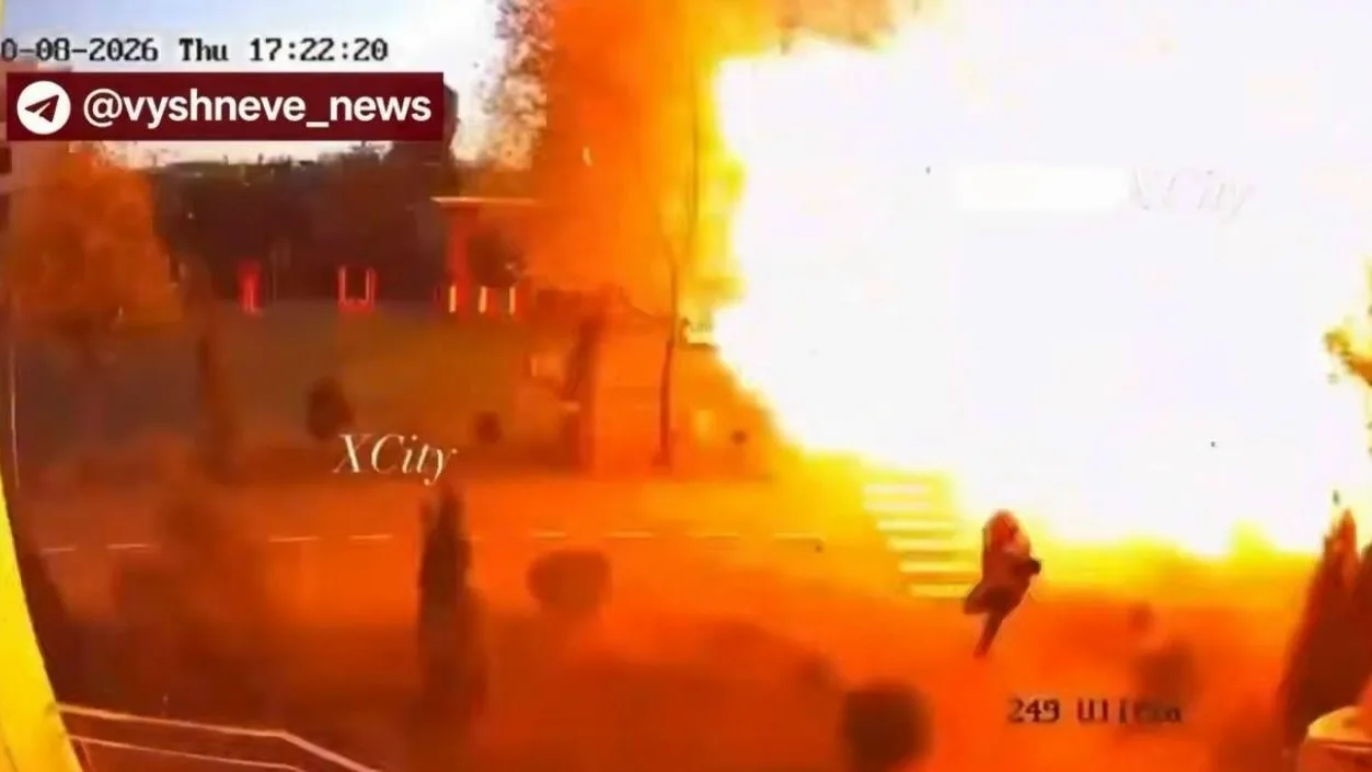 🔥Жуткие кадры работы ПВО в Киеве: украинец чудом успел отпрыгнуть за мгновение до удар...