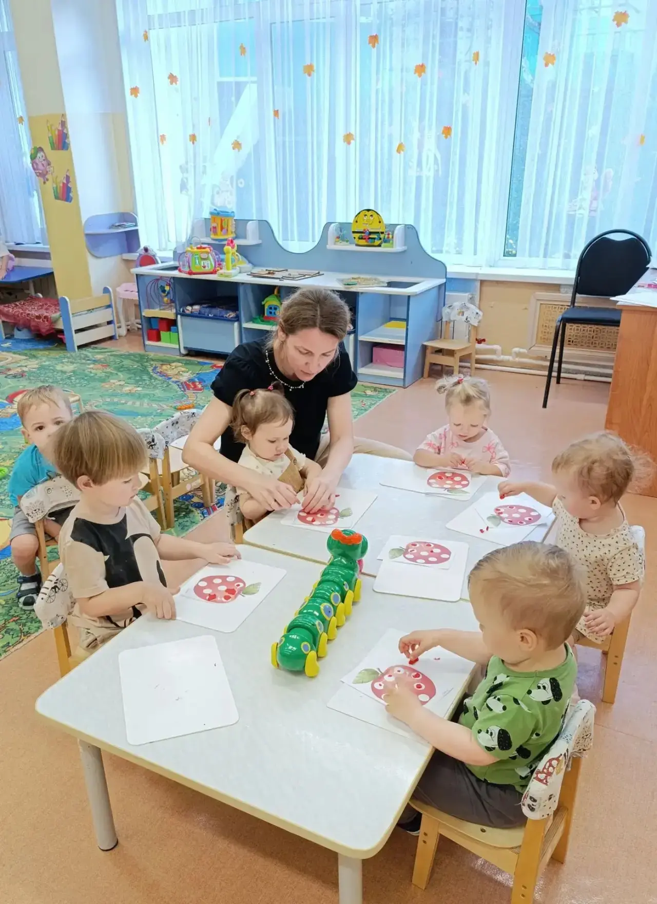 Наши самые маленькие воспитанники превратились в настоящих творцов! 🍎🐛