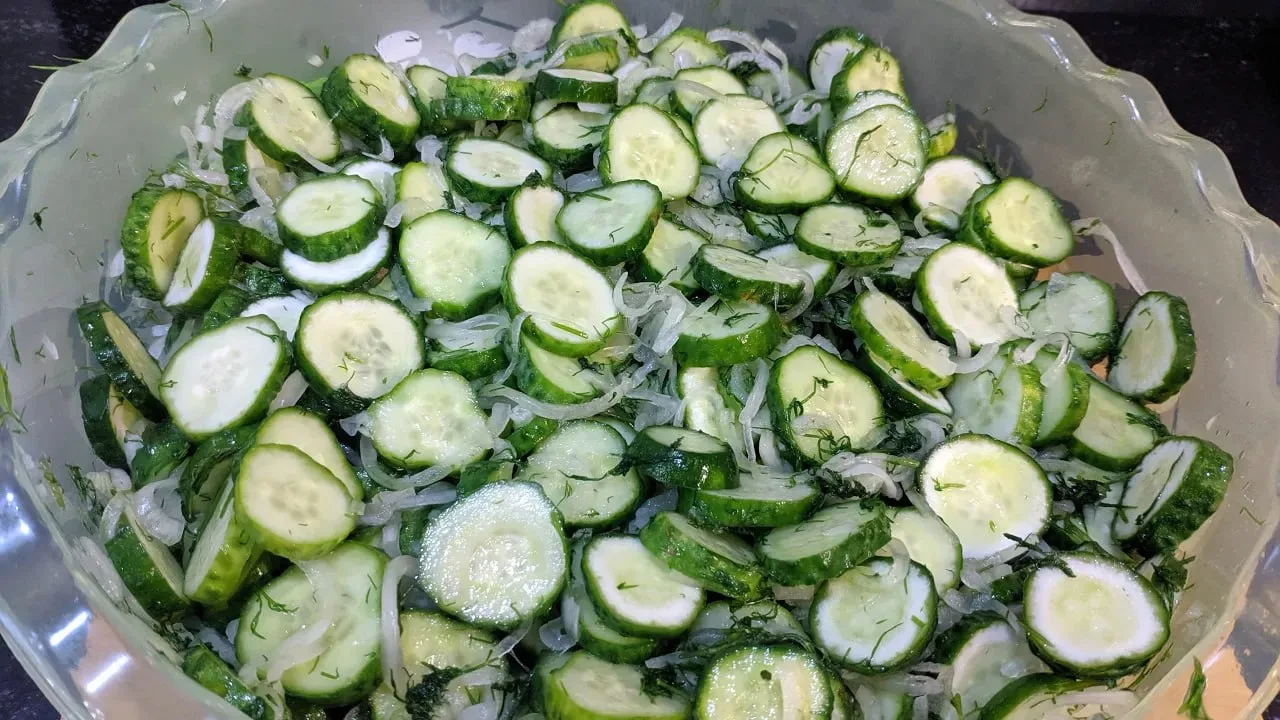 САЛАТ ИЗ ОГУРЦОВ С ЛУКОМ И УКРОПОМ — ОБЪЕДЕНИЕ, ВЫРУЧАЕТ ЗИМОЙ!