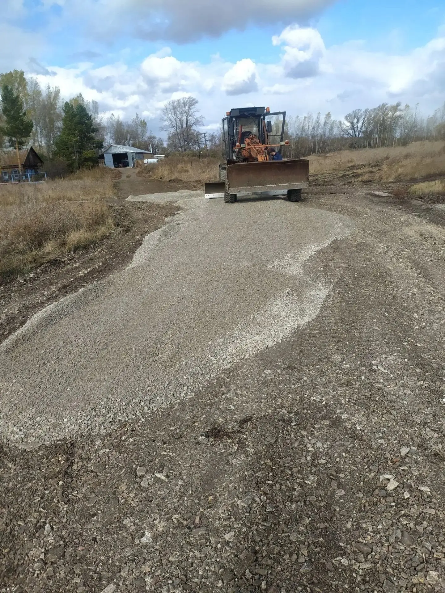 В Кизиле по просьбе жителей отсыпан щебнем подъезд к домам в северной части ул. Советской.