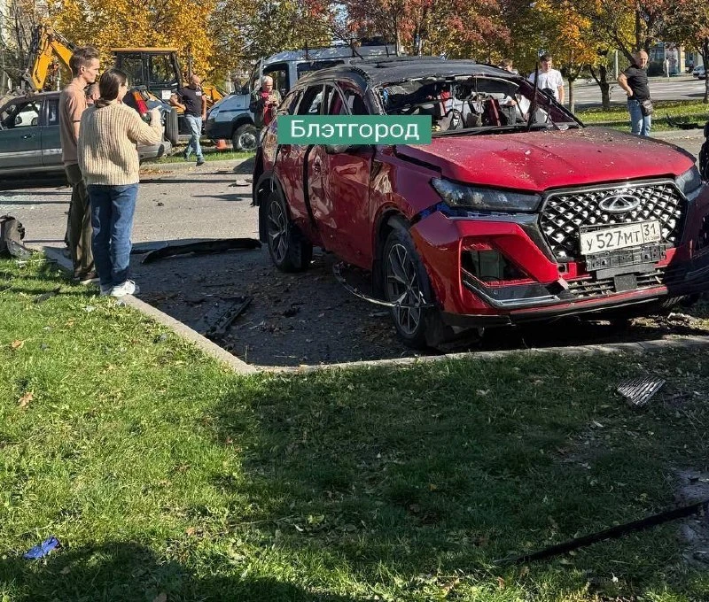 Появились фото поврежденных от атаки БПЛА автомобилей.