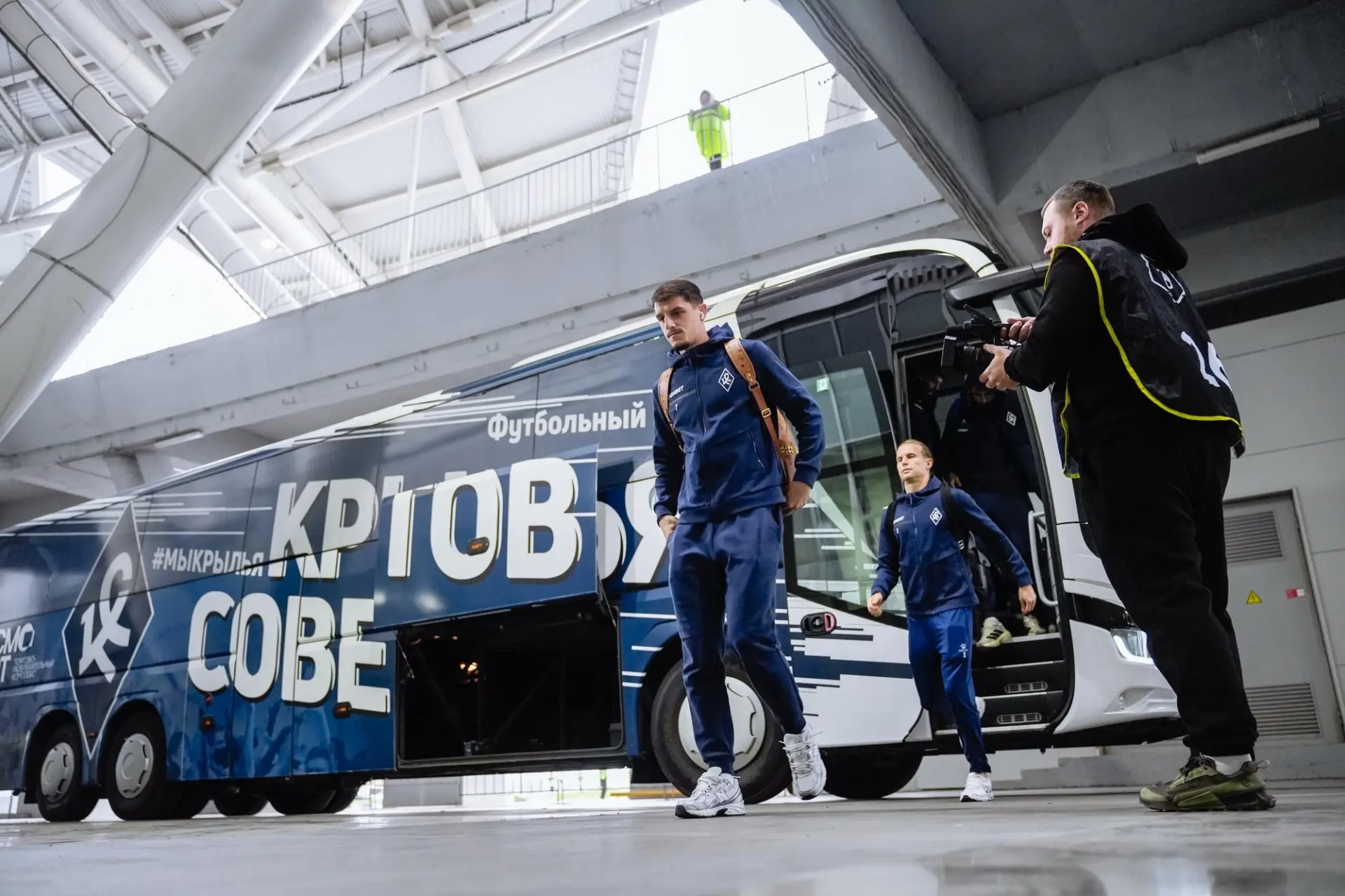 — «Крылья» здесь? «Спартак» здесь?