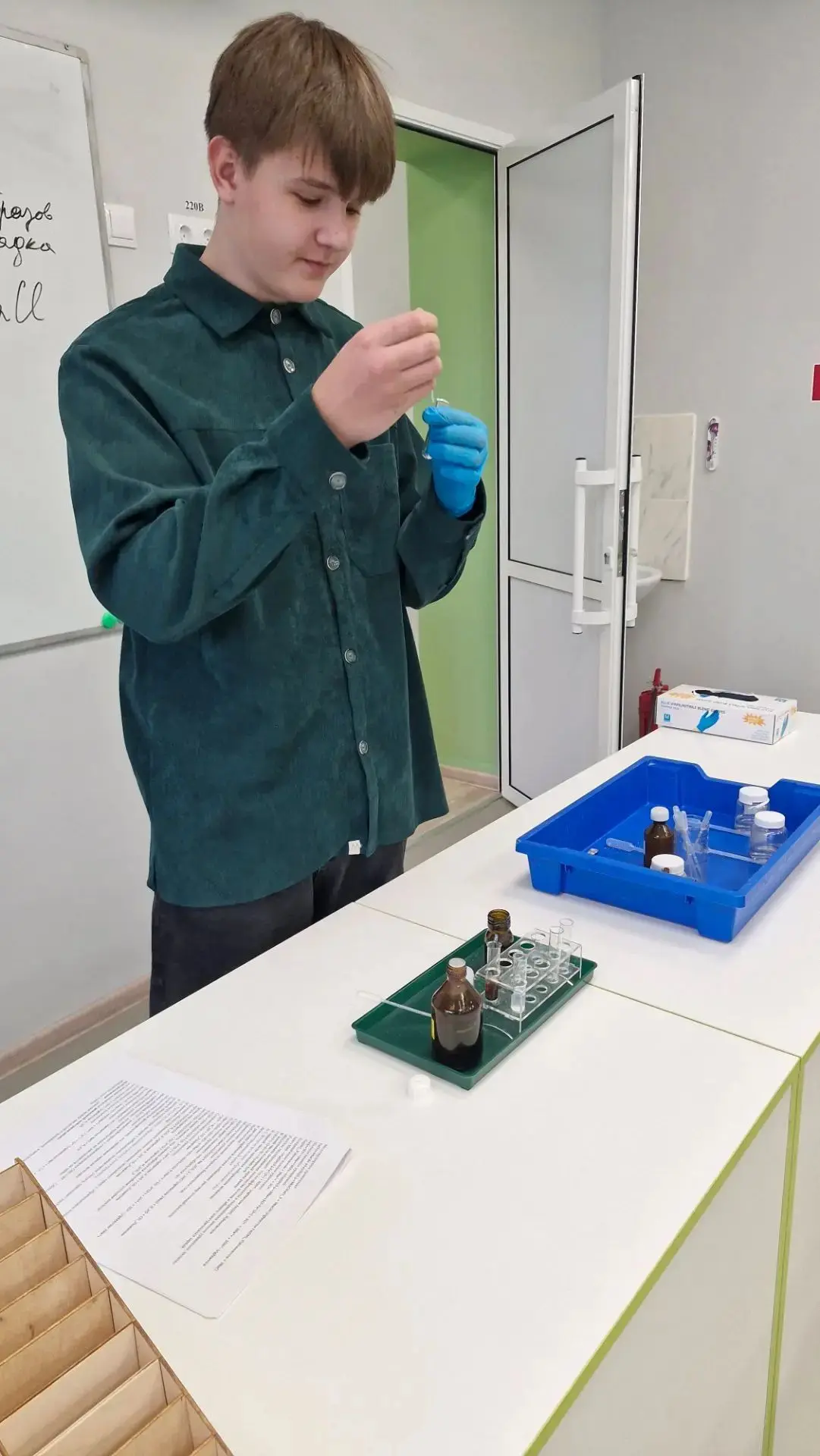 🧪 Юные химики в действии: лабораторная работа в 9 классе! 🔬