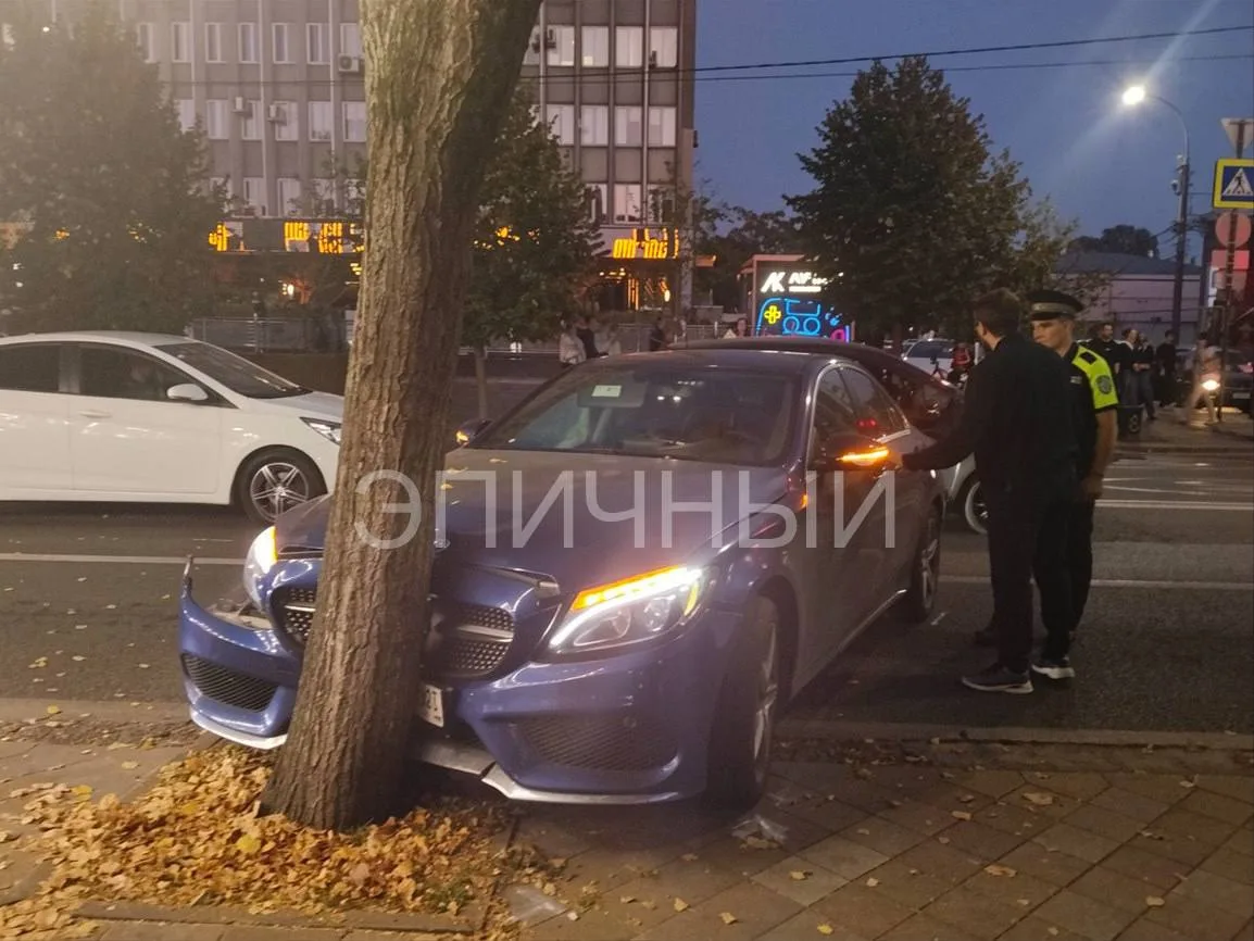 Mercedes вылетел на встречку и врезался в дерево на Красной в Краснодаре