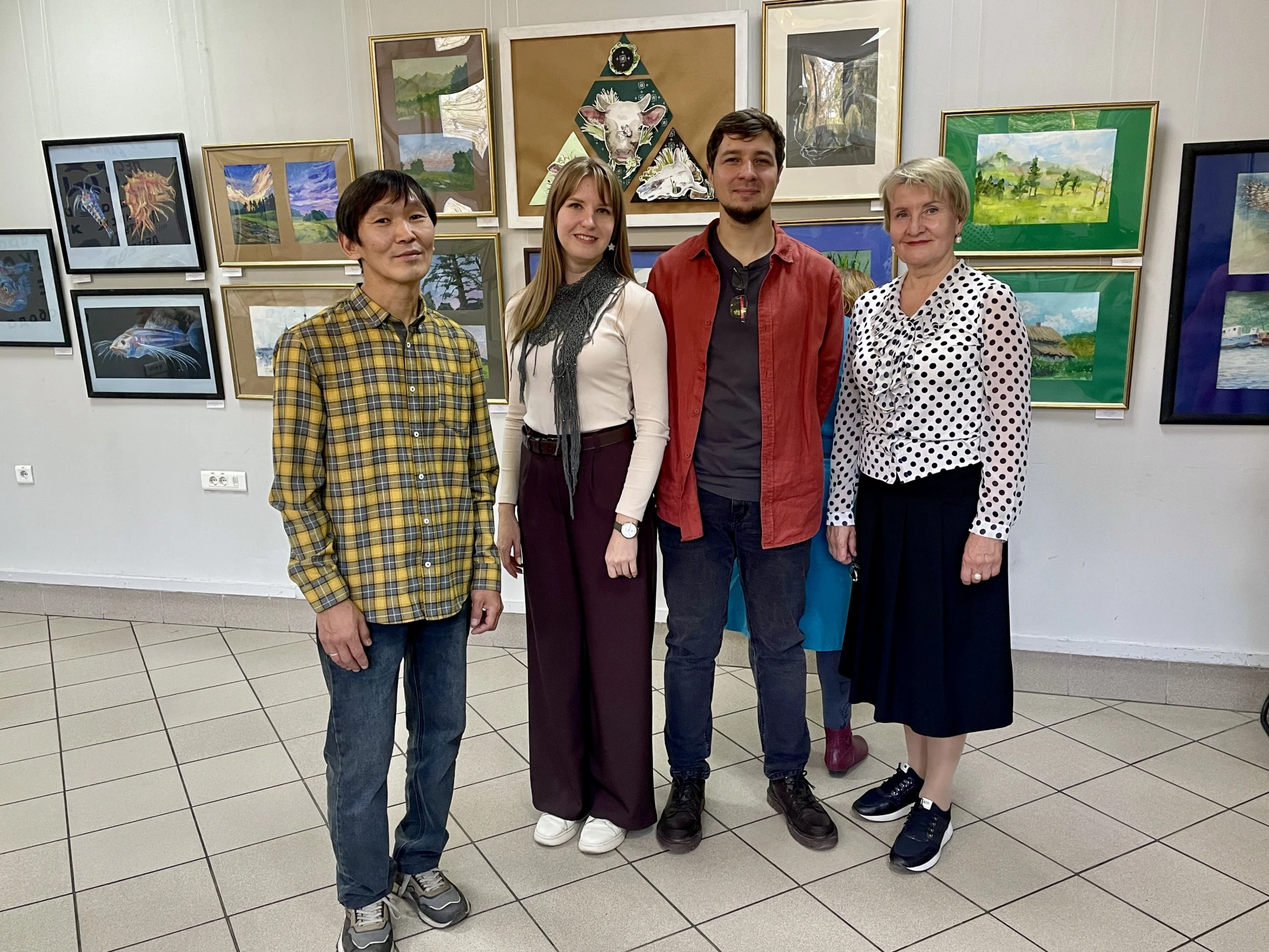 🖼 В областной юношеской библиотеке им. И.П. Уткина открылась выставка картин первокурс...