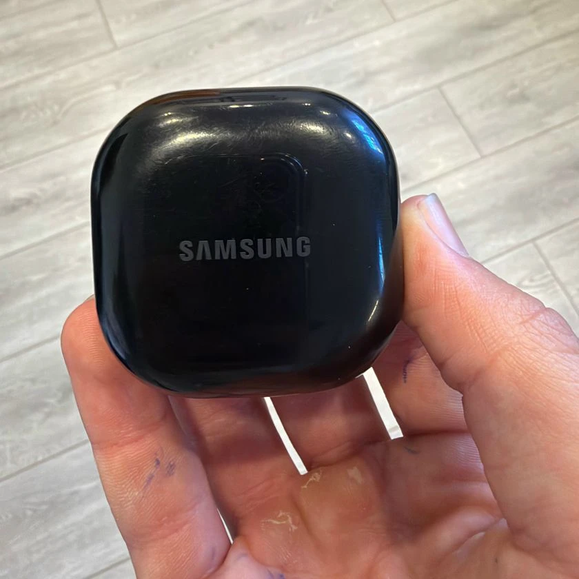 Доброго времени суток. Найдены наушники Samsung в четвертом мкр. во вторник-среду. Верн...