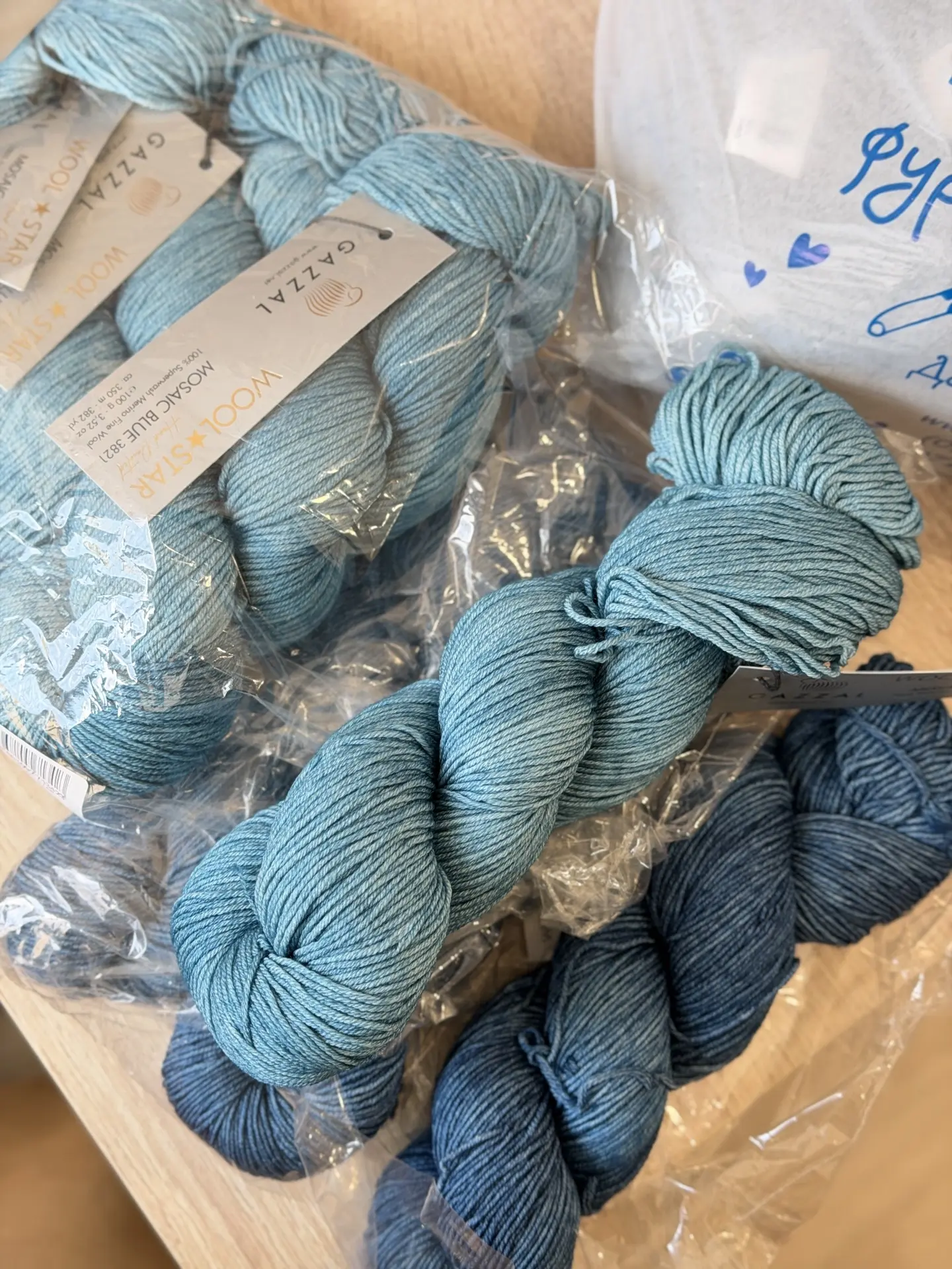 А еще сегодня покупали пряжу меринос 100% Wool Star на карди как у меня из двух цветов❤️