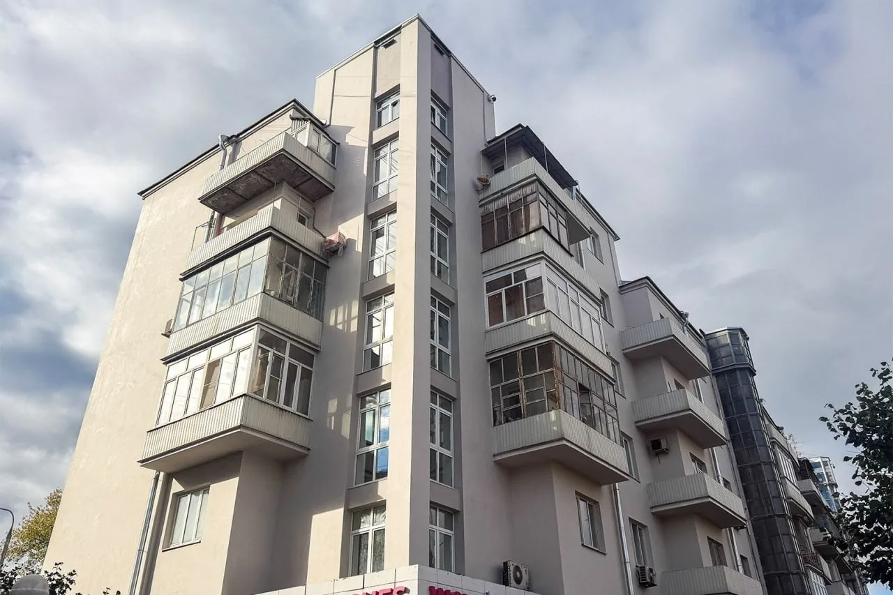 🏙 На Земляном Валу, 34с3а, завершают капитальный ремонт жилого дома 1928 года постройки.