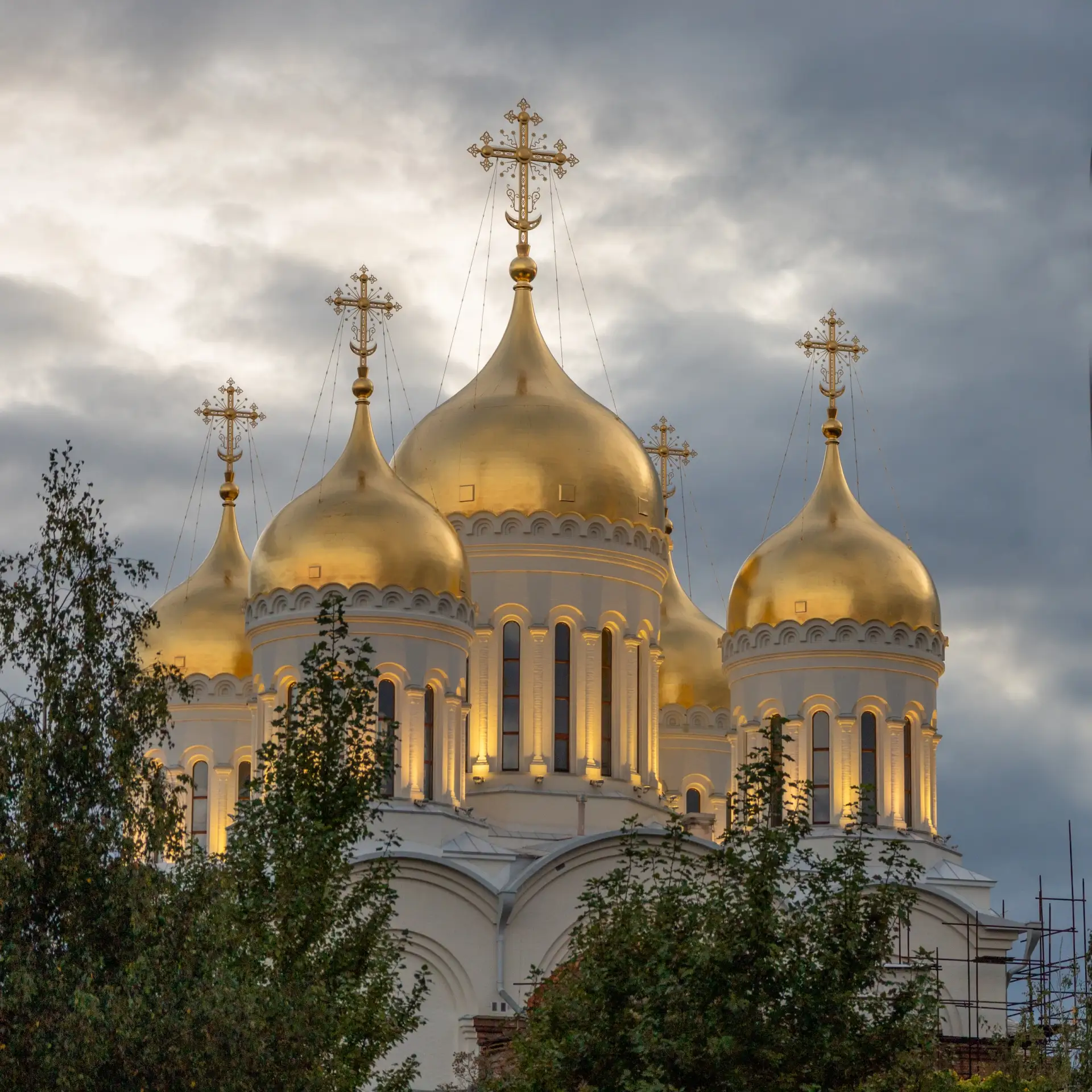 Золотые купола в сумраке неба 😌