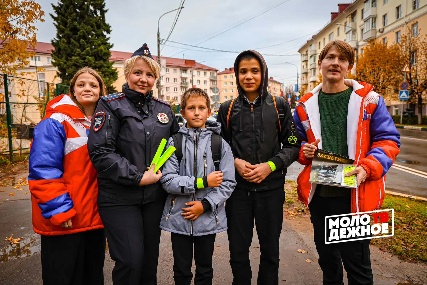 👮‍♂️В Клину у лицея им. Менделеева прошла акция «Засветись!», где ГАИ и «Волонтёры Под...