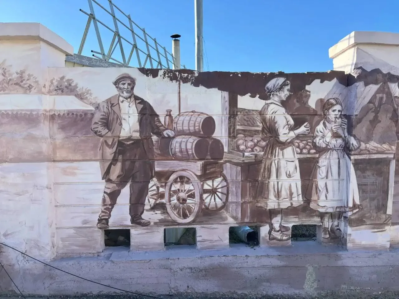 🎨 Двор на Рождественской украсили настенной росписью с бытовыми сценками из историческ...