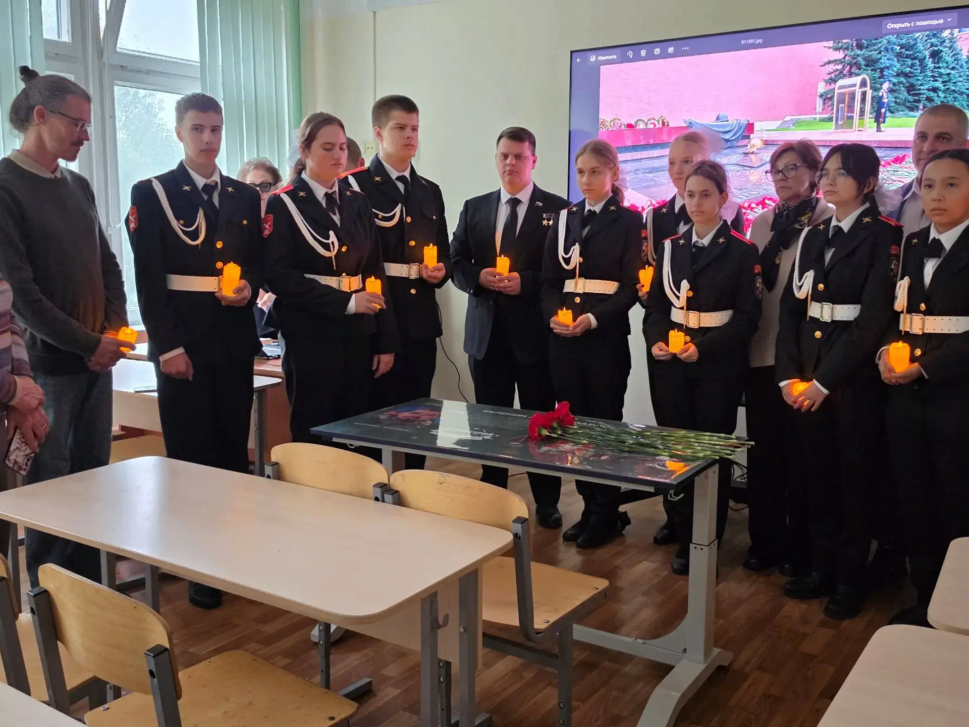 Сегодня в школе № 1191 на Пятницком шоссе открыли «Парту Героя» — в память о выпускнике...