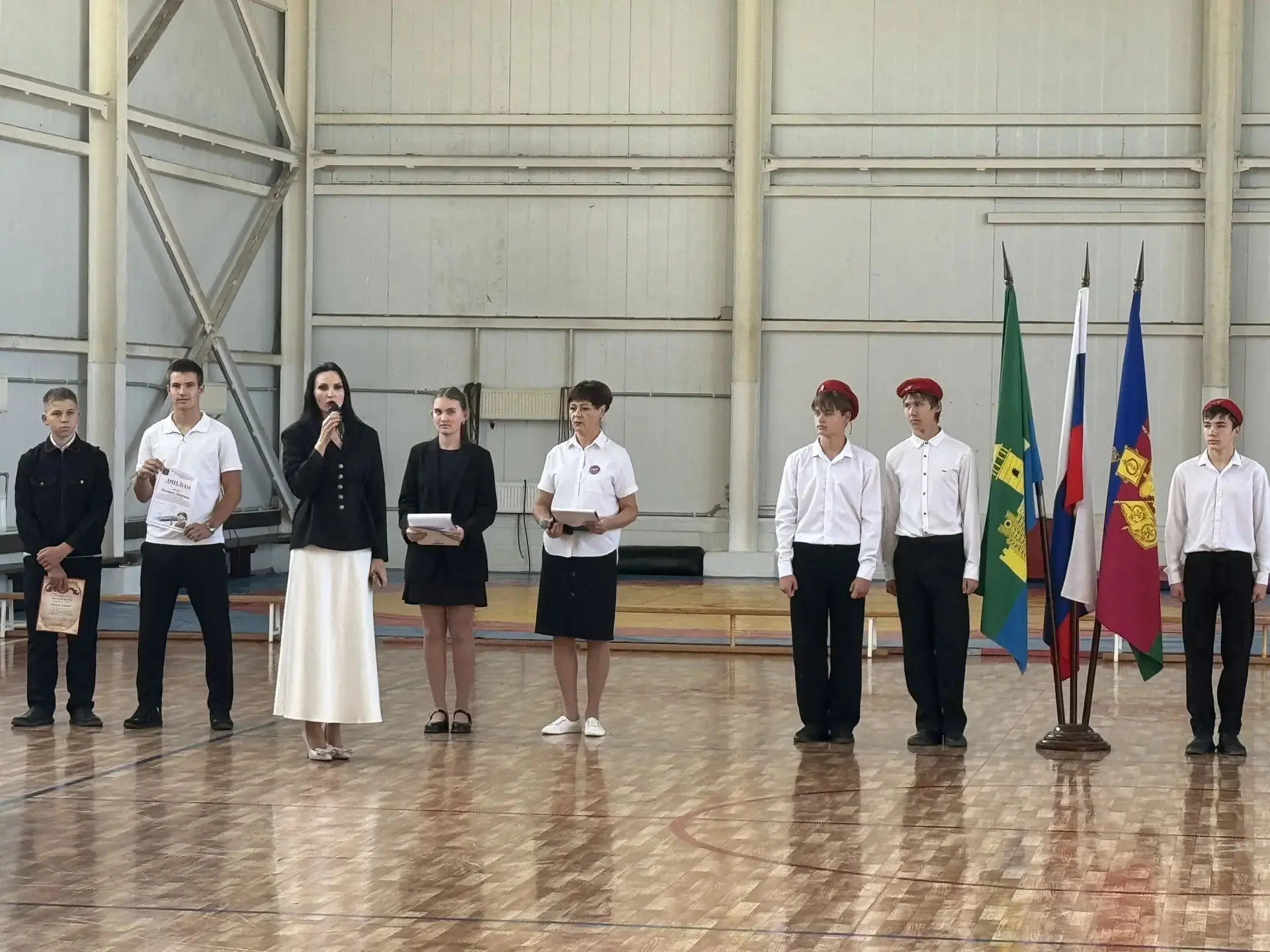 Сегодня в нашей школе состоялась традиционная еженедельная линейка. Мероприятие началос...