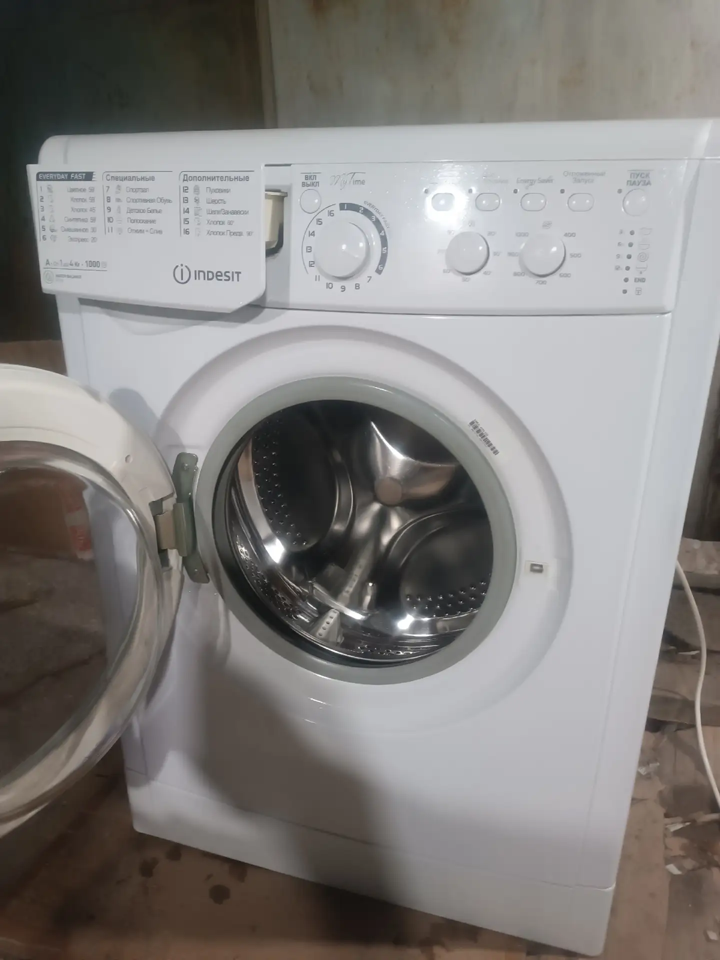 Стиральная машинка indesit  на 4  кг. Заменены подшипники. Полностью готова к работе. Г...