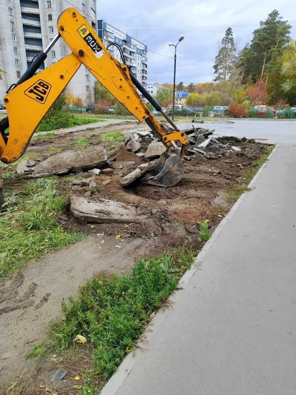 В Советском районе начали благоустраивать дворы - техника сейчас работает по улице Сире...