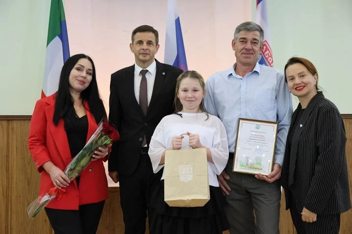В Абакане наградили десять заслуженных пап 🎖️👨‍👧‍👦