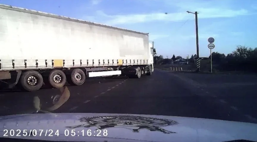 Отберите права у данного водителя! Сегодня меня чуть на тот свет не отправил. Как ехал ...