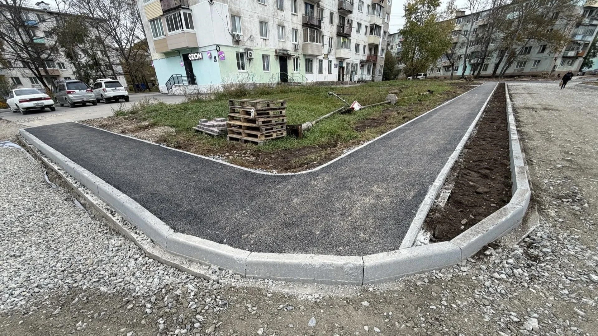 На улице Химиков продолжается благоустройство