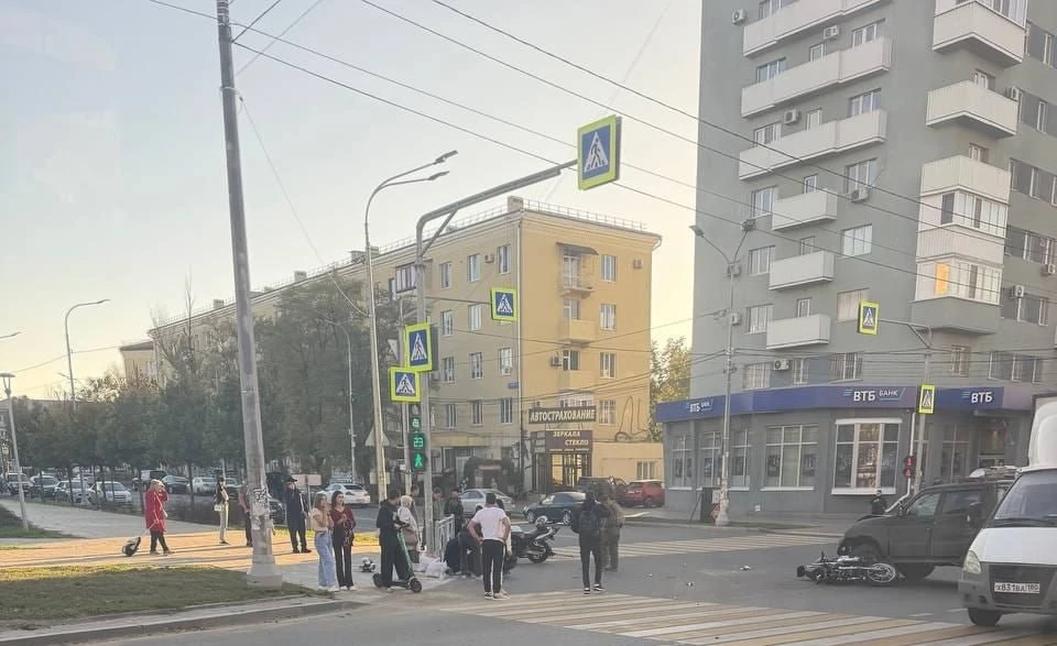 Фото с места ДТП в Мариуполе, где сбили мотоциклиста