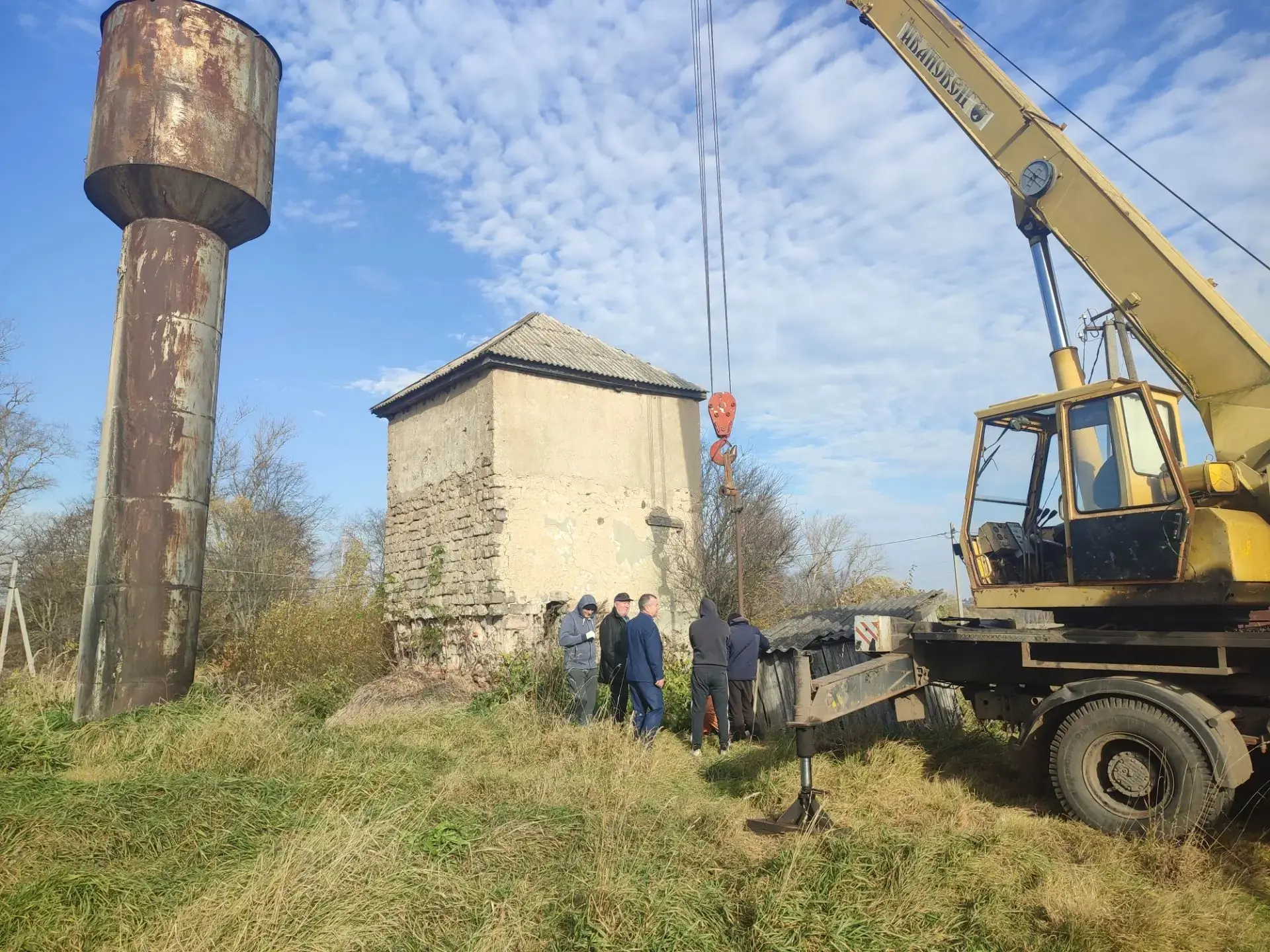 📸 В поселке Иста  меняют глубинный насос на водонапорной башне​