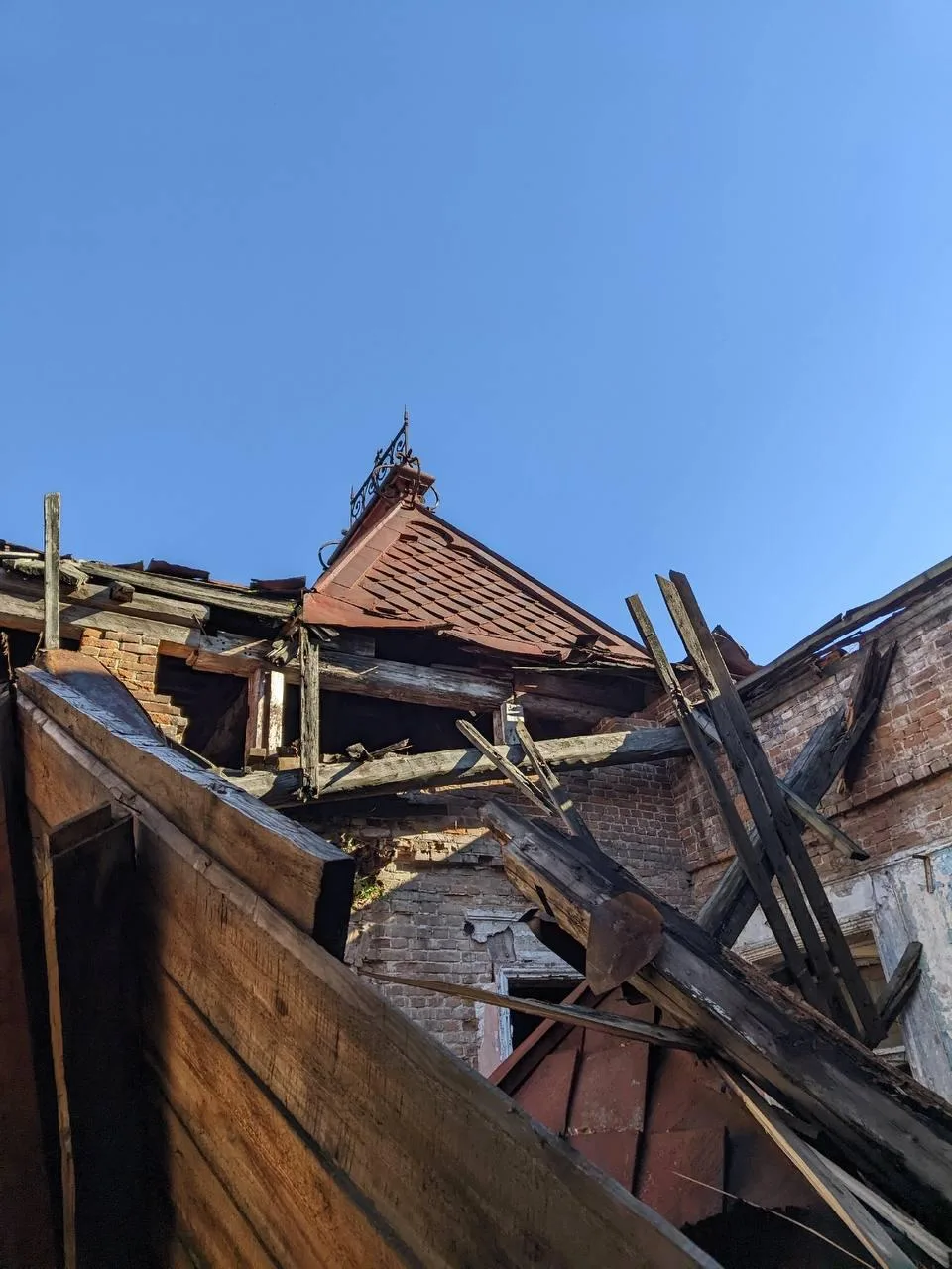 Купол исторического особняка купца Кричевцева обрушился в Барнауле.