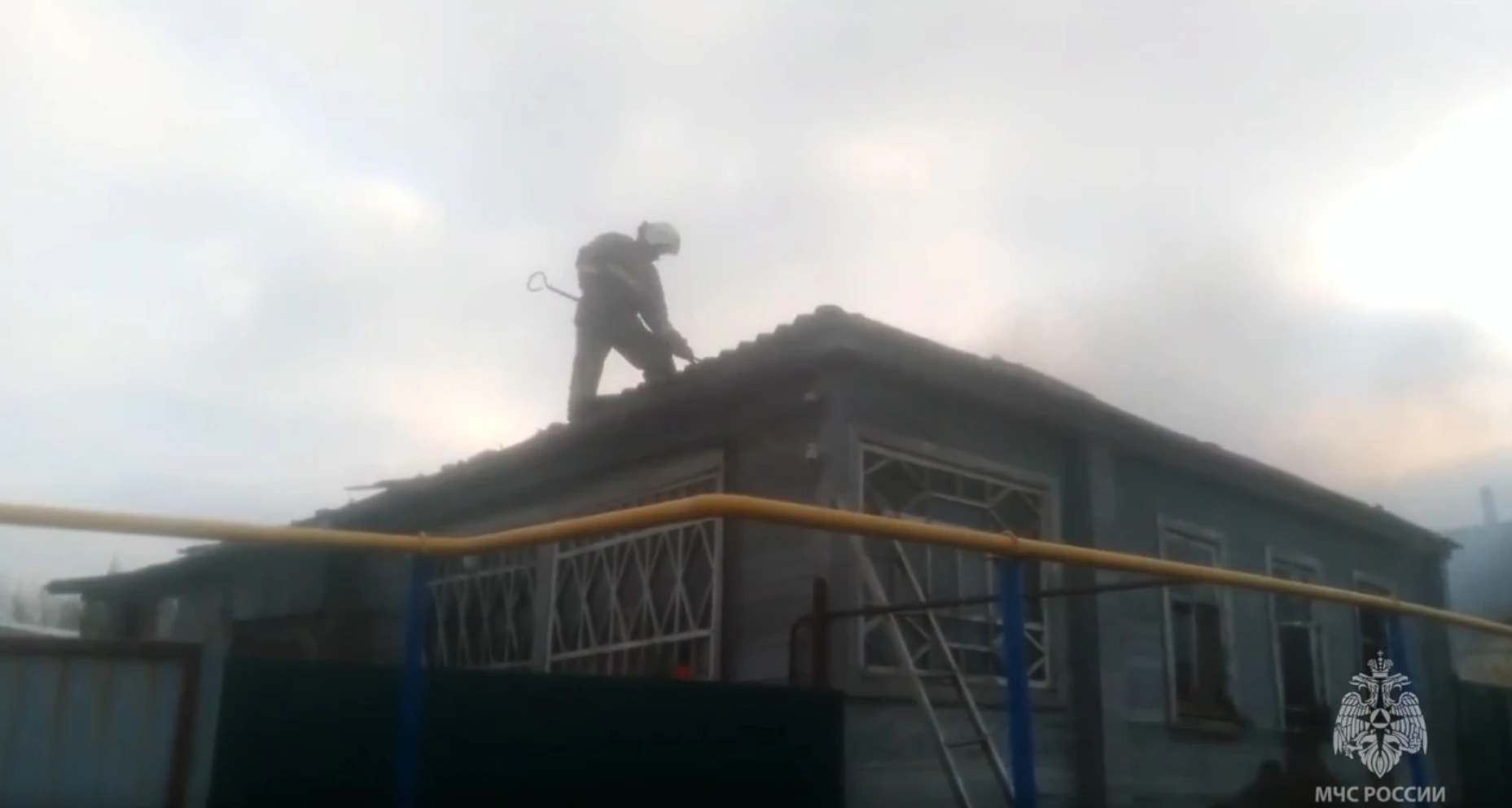 🚒 В Курской области при пожаре пострадал дом семьи с 6 детьми