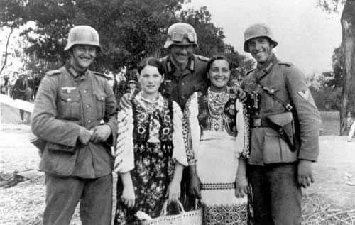 "Три плюс два"