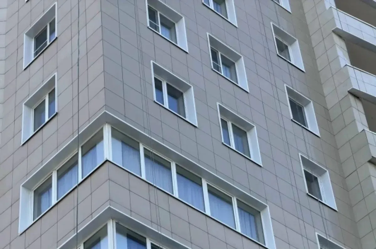 Фасад пермского дома, в который попал дрон, полностью восстановили, сообщает правительс...